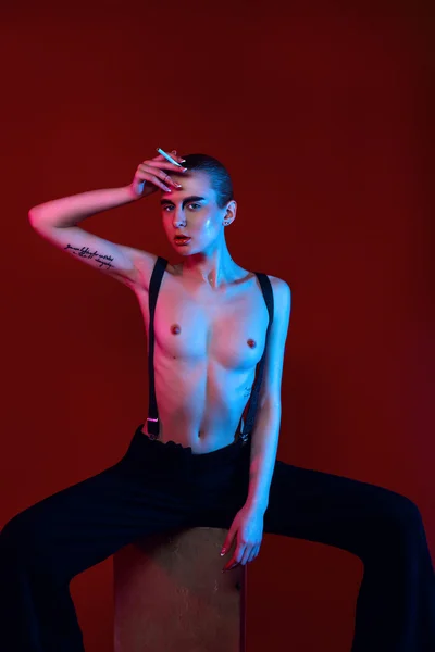 Sexy topless model poseren in trendy broeken — Stockfoto
