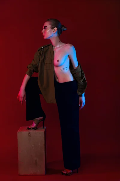 Jonge sexy topless poseren in trendy broeken — Stockfoto