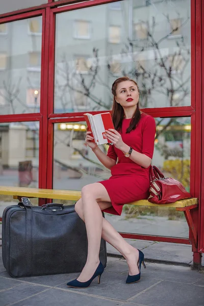 Meisje met grijze vintage valise — Stockfoto
