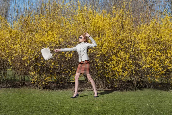 Meisje lopen op op gras met zak in de hand — Stockfoto
