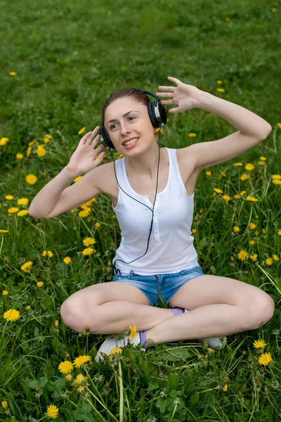 Beautiful girl listening to music — Stock Photo, Image