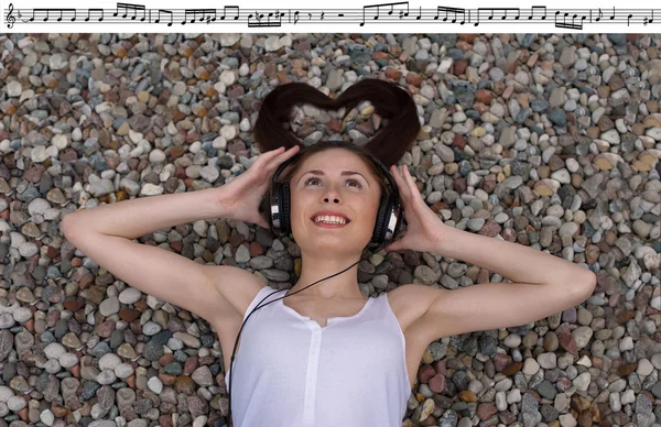 Girl listening to music — Stock Photo, Image