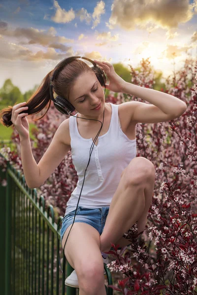 Beautiful girl listening to music — Stock Photo, Image