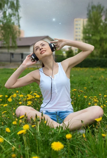 Girl listening to music — Stock Photo, Image