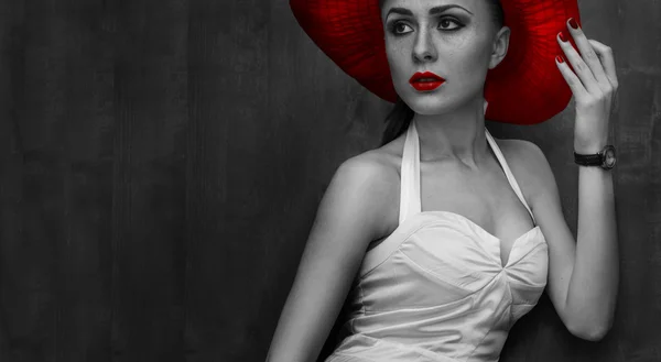 Beautiful woman in hat with red lips posing before camera — Stock Photo, Image