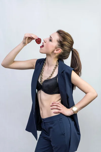 Şehvetli şık kadın bir stüdyoda poz ofis kıyafet