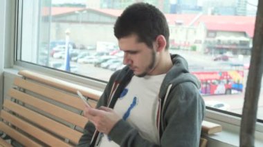 Bavul ile uçuşu için bekleyen genç adam