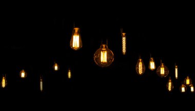 Siyah zemin lamba asılı