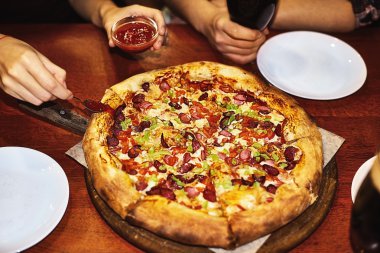 lezzetli İtalyan pizza tahta masada görev yaptı.