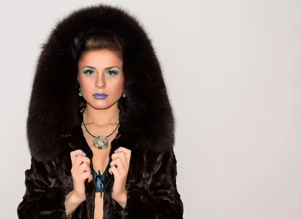 Beauty girl in fur coat — Stock Photo, Image