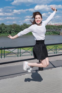 Güzellik moda model şehir üzerinde poz