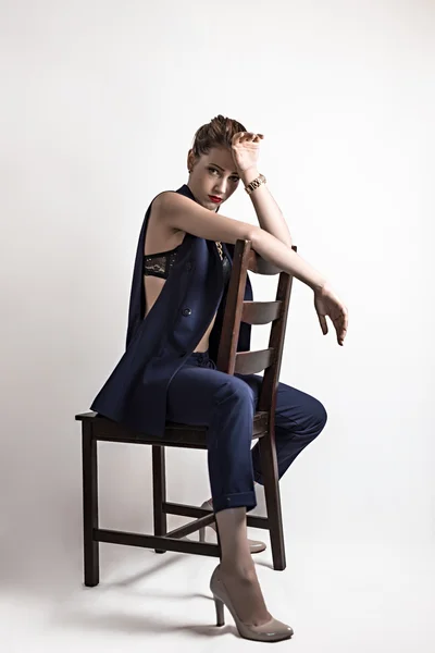 Lány pózol egy székre, a stúdióban — Stock Fotó