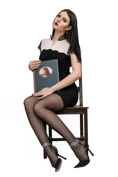 Девушка позирует на стуле — стоковое фото