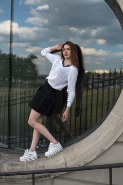 model üzerinde yuvarlak bir pencere poz