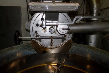 Kahve kızartma makinesi kahve çekirdeklerini kızartmaya hazır.