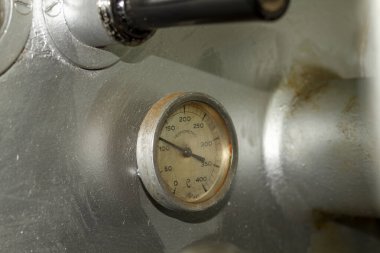 Kahve pişirme fırınının sıcaklığı kahve pişirmeye başlamak için tam sıcaklığı gösterir.