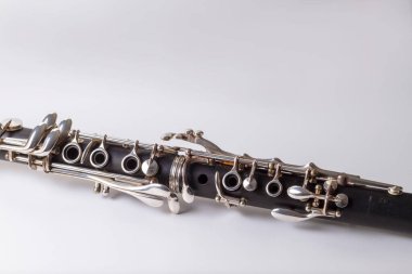 Beyaz arkaplan üzerine klarnet Fransız model klarnet (Boehm standart anahtarları)
