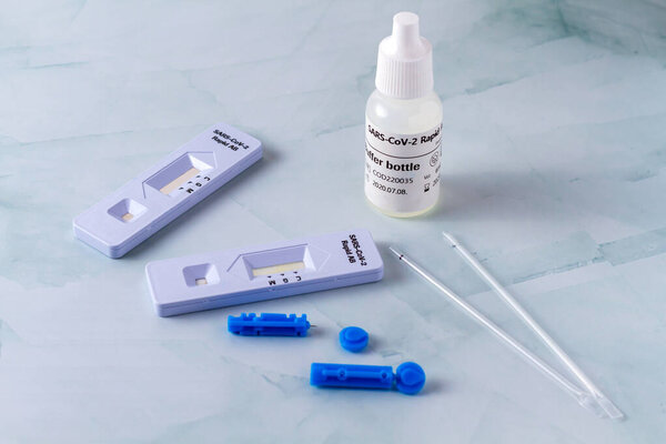 Элементы, необходимые для проведения двух быстрых тестов на антитела против COVID-19 SARS-COV-2