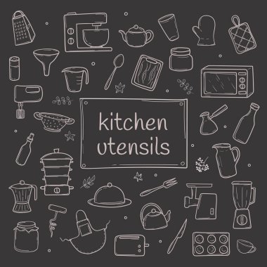 Tahtaya elle çizilmiş bir çizimde mutfak gereçleri. Yemek aletleri ev aletleri, aletler, bardaklar, çatal bıçak takımı. Vektör illüstrasyonu koyu arkaplanda izole edildi