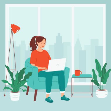 Genç bir kadın büyük pencereli sandalyede dizüstü bilgisayarla çalışıyor. Bilgisayarla uzaktan kumandalı online çalışma kavramı. Serbest çalışma, uzak eğitim, kurslar, öğretmenlik. Vektör illüstrasyonu