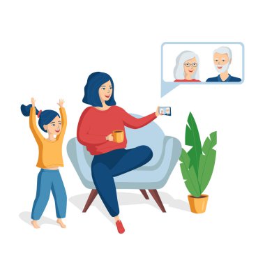 Anne ve kızı telefonda video görüşmesini kullanarak büyükanne ve büyükbabalarıyla konuşuyorlar. Yaşlılarla iletişim konsepti. Gülen mutlu insanlar modern teknolojiyi kullanarak iletişim kurarlar..