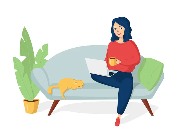 Elinde bir kupa çayla kucağında dizüstü bilgisayarla kanepede oturan mutlu, gülümseyen genç kız. Yakınlarda bir kedi yatıyor. Evden uzak bir iş. Serbest çalışıyorum. Evde kal.
