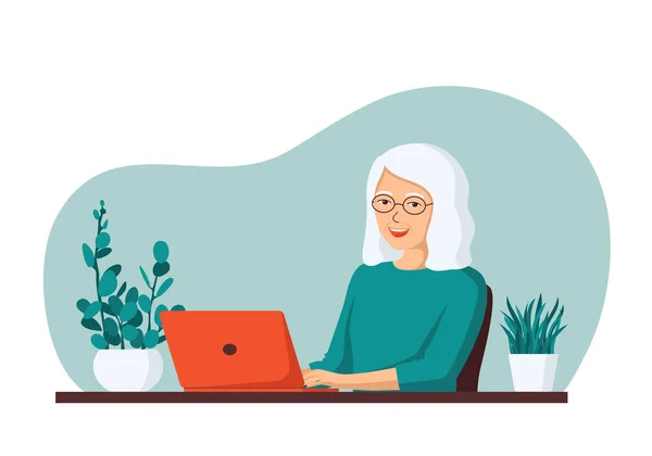 Yaşlı, gri saçlı, gülümseyen emekli kadın bilgisayarın başında oturuyor. Evden uzaktan çalışma kavramı, uzaktan öğrenme, programlama, emekliler için serbest çalışma. Düz çizgi film vektör çizimi