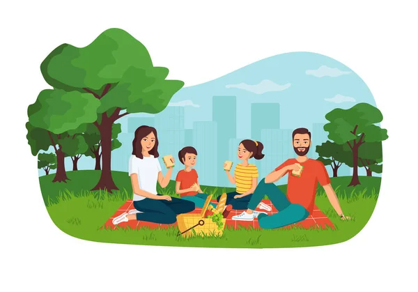 Anne, baba, kız ve oğul piknik sepetiyle oturuyorlar. Genç mutlu bir ailenin şehir parkında piknik yapması, açık havada vakit geçirmesi, aktif hafta sonu çizimi dışında.