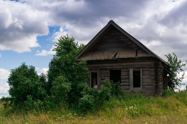 Altes verlassenes Haus — Stockfoto