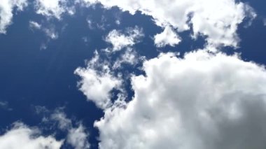 Mavi gökyüzü ve beyaz bulutları vuran zaman çizelgesi