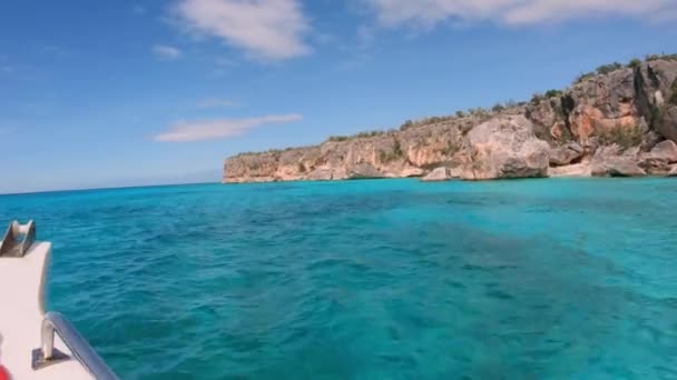 Żeglowanie Wzdłuż Wybrzeża Łodzi Motorowej Przez Morze Karaibskie Pobliżu Skalistych — Wideo stockowe