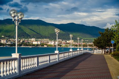 Gelendzhik tatil beldesinin seti Gelendzhik Körfezi 'nin dik kıyısı boyunca uzanıyor. Akşamın alacakaranlığında güzel bir gece perspektifi