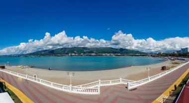 Denizin arka planında ve dağlarda yürümek için bir balyoz ile deniz gezintisi harika bir yerdir.