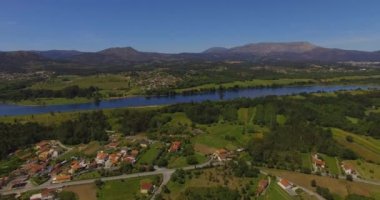 Nehir Manzarası: Portekiz 'de Yeşil Peyzaj 04K