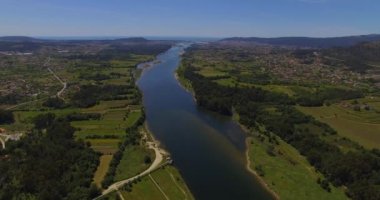 Nehir Manzarası: Portekiz 'de Yeşil Peyzaj 34K