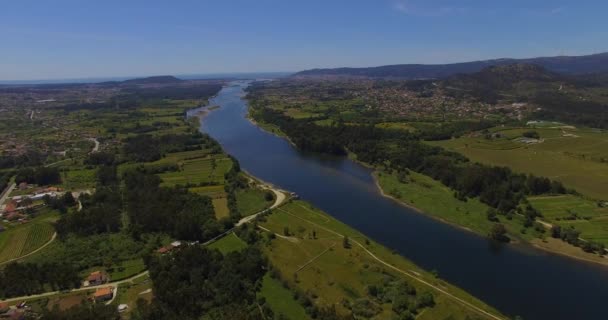 Vista Del Río Sobre Paisaje Verde Portugal — Vídeo de stock