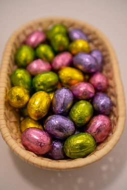 Sepette çok renkli çikolatalı paskalya şekerleri