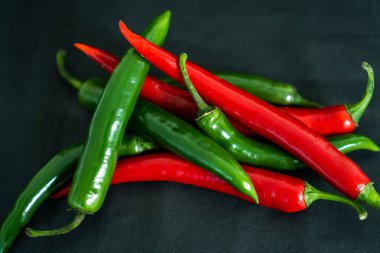 Siyah arkaplanda siyah ve kırmızı biberler