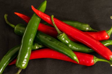 Siyah arkaplanda siyah ve kırmızı biberler