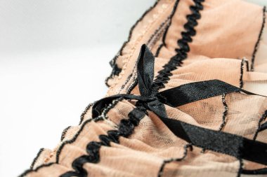 Siyah fiyonklu pembe dantel iç çamaşırı.