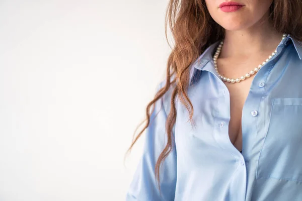 Menina Escritório Camisa Azul Colar Pérolas — Fotografia de Stock