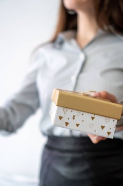 Ofis elbiseli kız: deri etek ve beyaz gömlek.