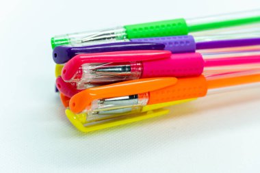 Beyaz arkaplanda renkli jel kalemler