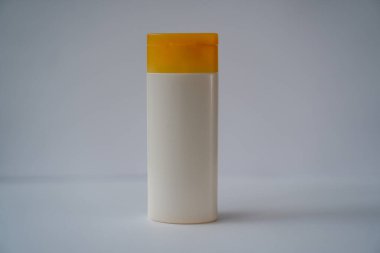 Beyaz arka planda kozmetik ürünleri olan beyaz kavanozlar.