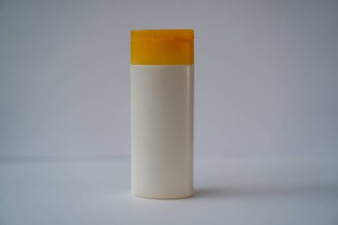 Beyaz arka planda kozmetik ürünleri olan beyaz kavanozlar.