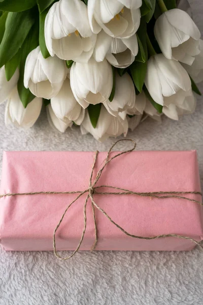 Tulipes Blanches Cadeau Rose Corde Artisanale Sur Fond Blanc — Photo