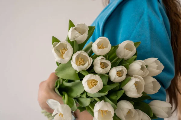 Mädchen Blauen Und Langen Haarkleid Mit Weißen Tulpen — Stockfoto