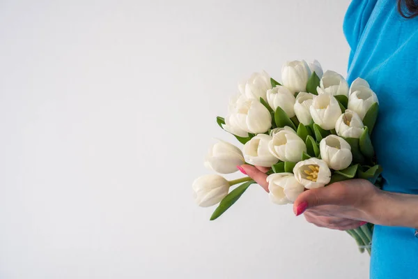 Mädchen Blauen Und Langen Haarkleid Mit Weißen Tulpen — Stockfoto