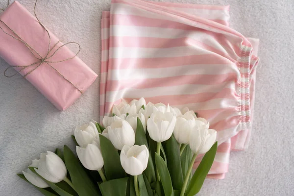 Sidenvit Och Rosa Pyjamas Presentförpackning Rosa Papper Och Bukett Vita — Stockfoto