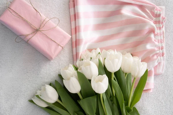 Satijnen Witte Roze Pyjama Cadeau Verpakt Roze Papier Een Boeket Rechtenvrije Stockfoto's